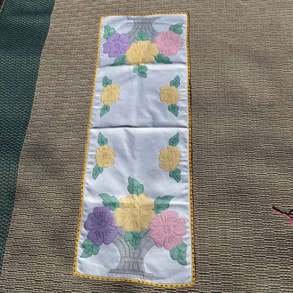 Vintage‎ Hand Embroidered Floral Table Runner White Yellow Lace Trim Cottagecore